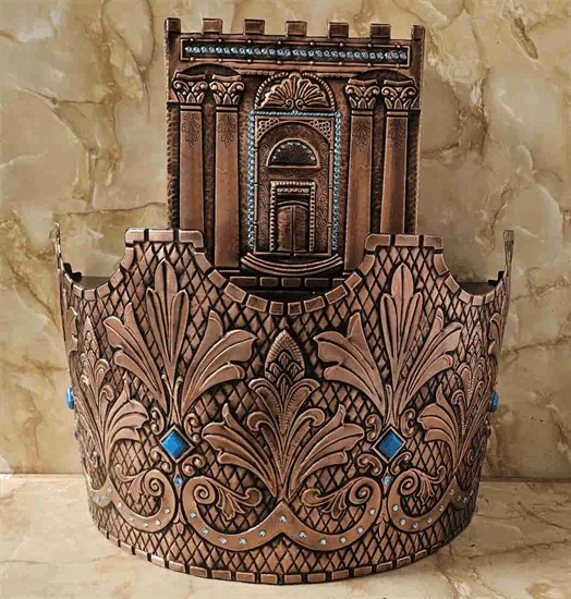 כתר תורה ענק על ארון קודש